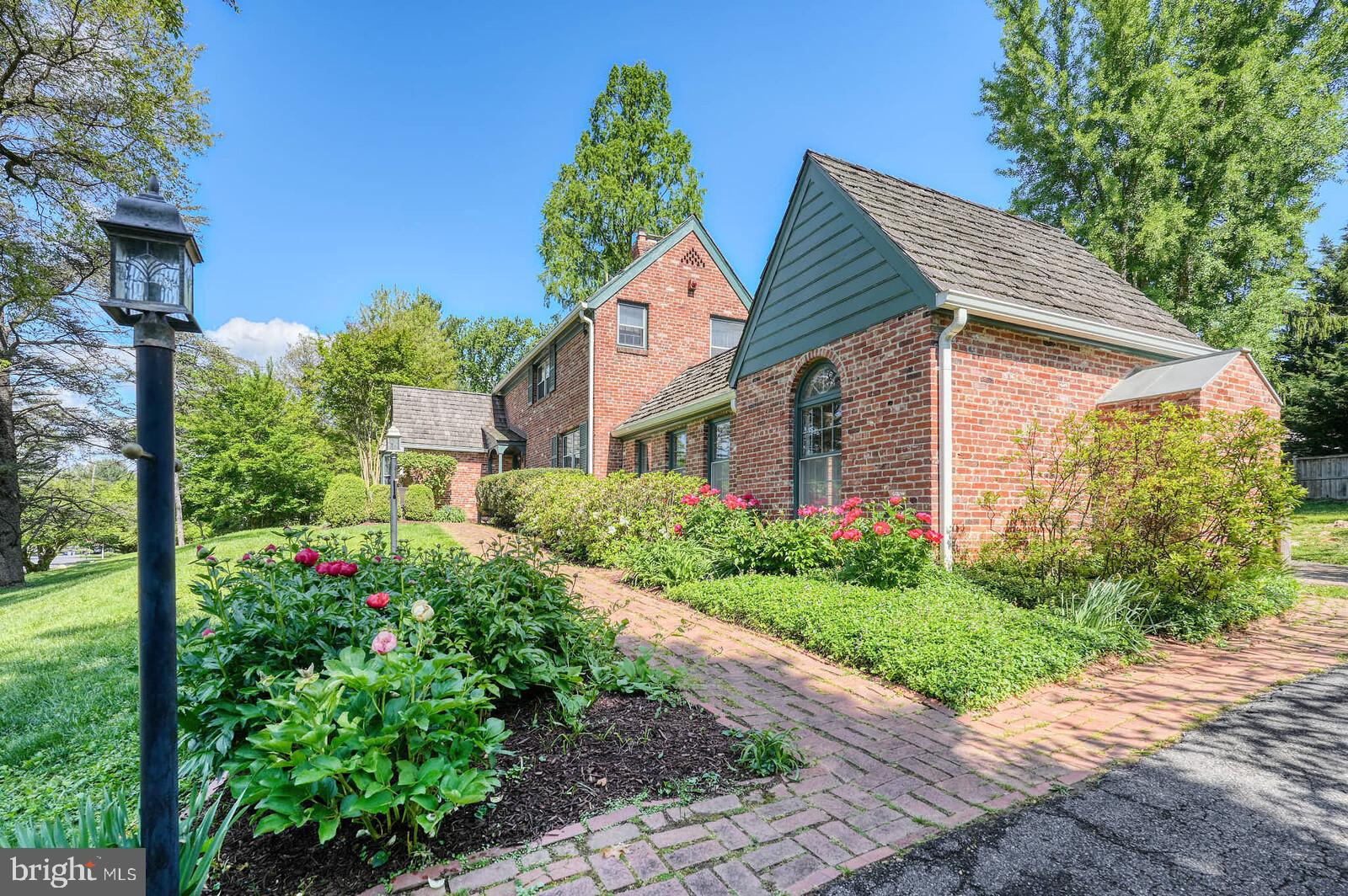 WILLIAMSBURG VILLAGE - Residential