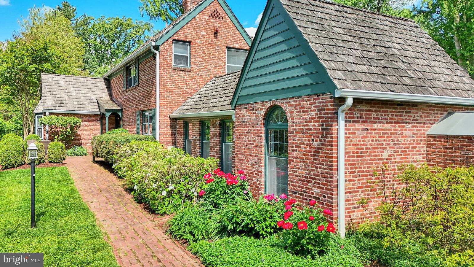 WILLIAMSBURG VILLAGE - Residential