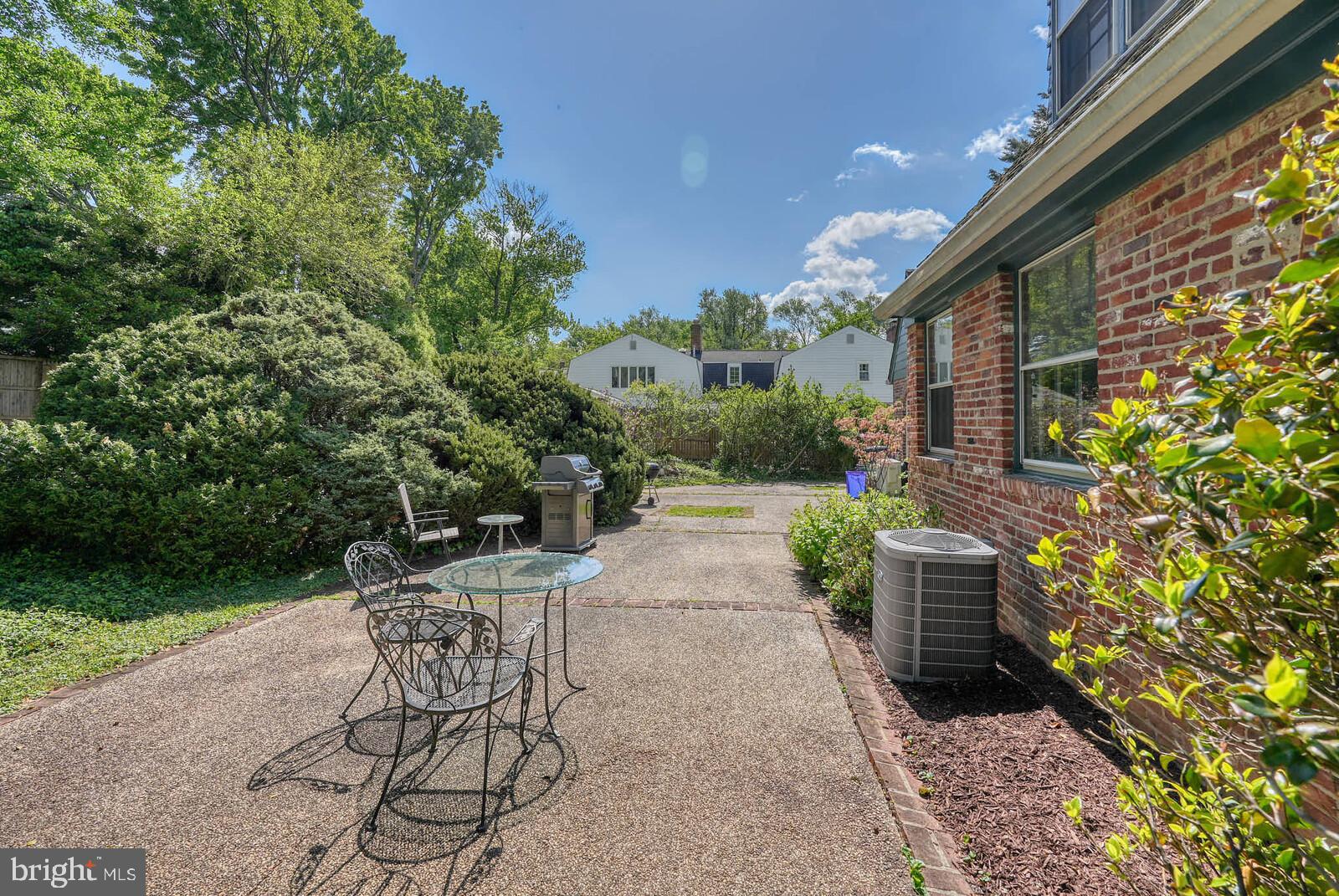 WILLIAMSBURG VILLAGE - Residential
