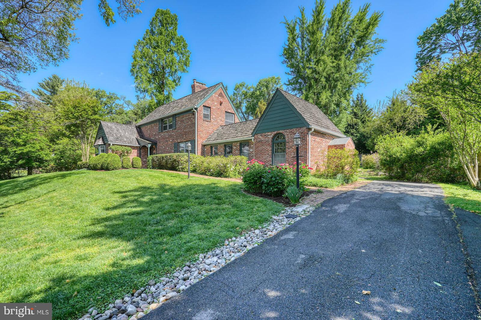 WILLIAMSBURG VILLAGE - Residential