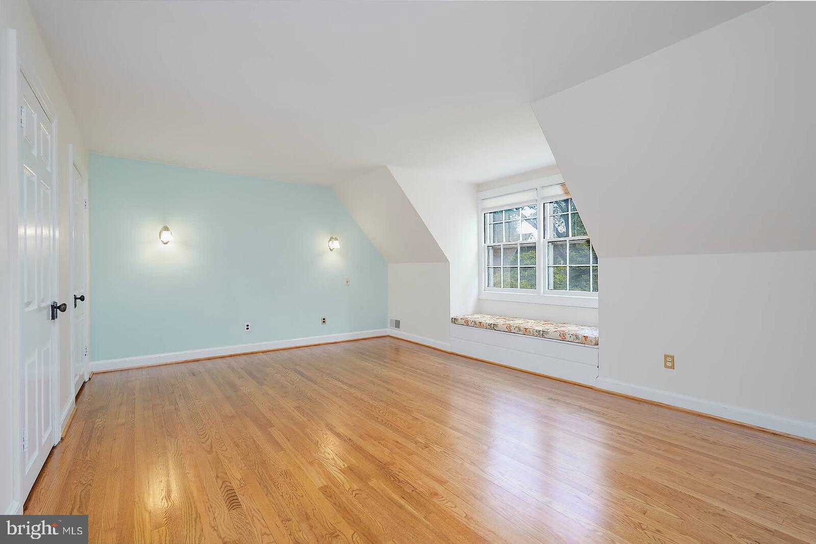WILLIAMSBURG VILLAGE - Residential