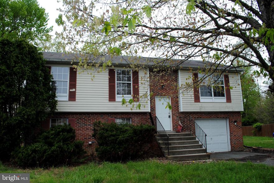 READY TO GO!!! 3 BEDROOMS UP WITH 2 FULLS BATHS, MANY ITEMS UPDATED, EAT-IN KITCHEN, FORMAL DINING ROOM, HUGE FAMILY ROOM UPSTAIRS. ONE CAR GARAGE WITH CABINETRY AND WORK AREA. LAUNDRY ON LOWER LEVEL INCLUDES WASHER AND DRYER.  LOWER LEVEL BEDROOM, FULL BATH AND FAMILY ROOM.  PETS ARE CASE BY CASE. MINOR TOUCH-UPS IN PROGRESS AS WELL AS CLEANING INTERIOR AND SOME EXTERIOR CLEAN-UPS. PAPER TOWELS AND SOAP ARE PRESENT FOR YOUR USE.