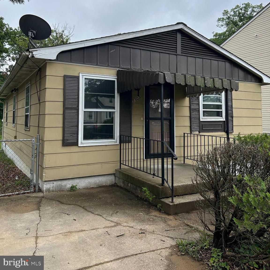 Detached rambler in District Heights that is in need of some repairs. Property has three (3) bedrooms, one bath, large eat-in-kitchen, fenced back yard and off-street parking. The property is located in a community that is convenient to shopping and public transportation.