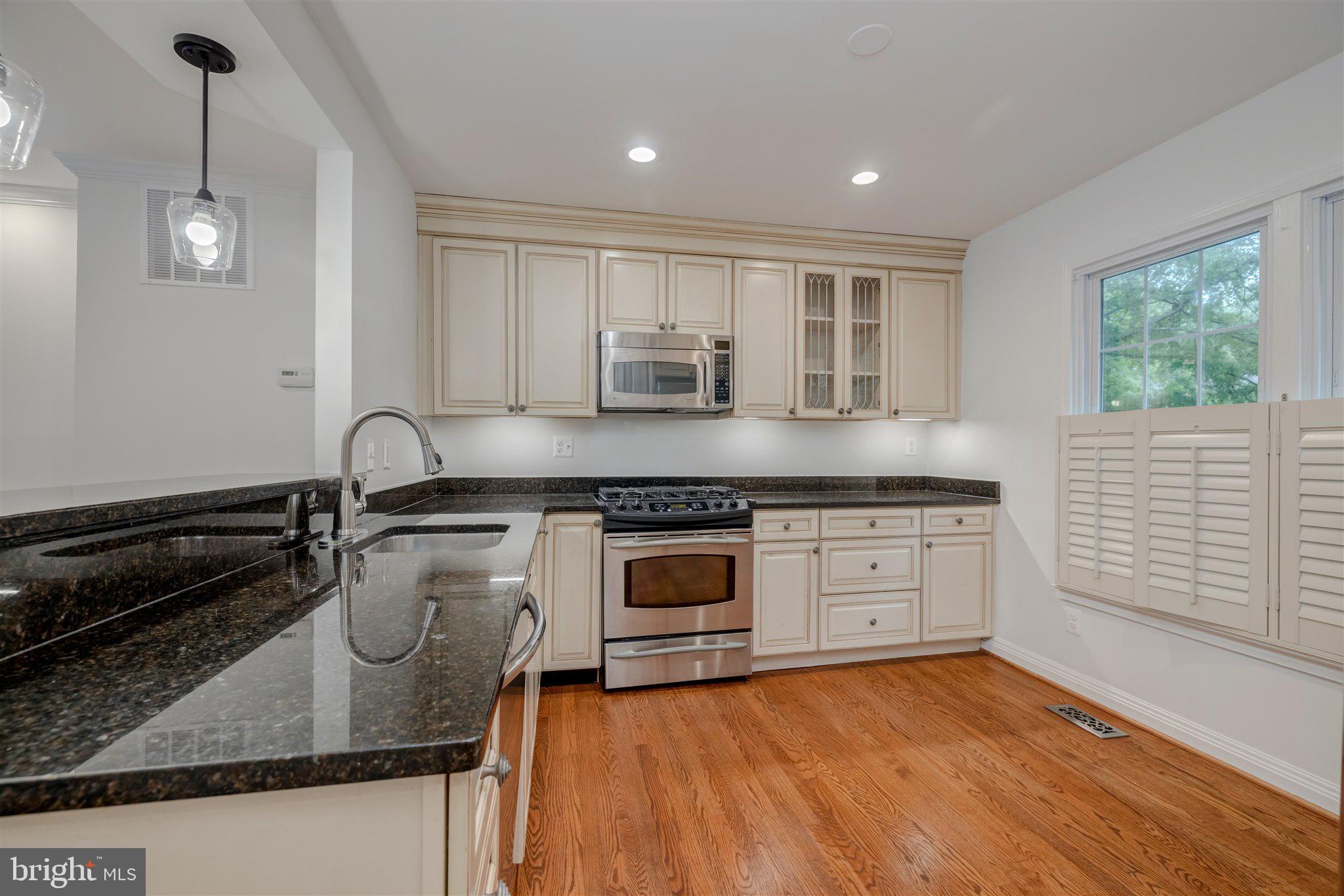 DEEPWOOD - Residential Lease