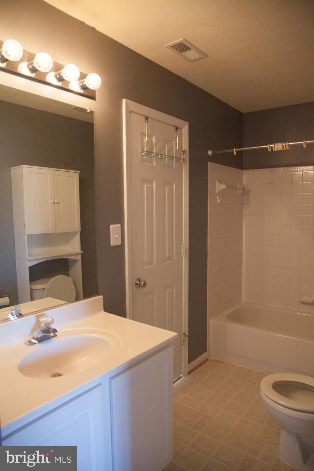 CHARLESTOWN COMMONS - Residential Lease