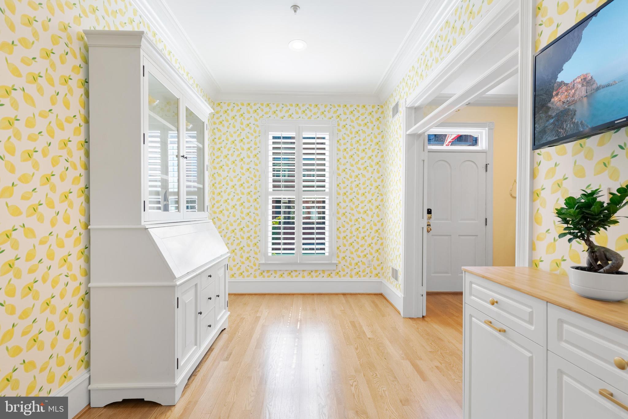 QUEENS ROW - Residential