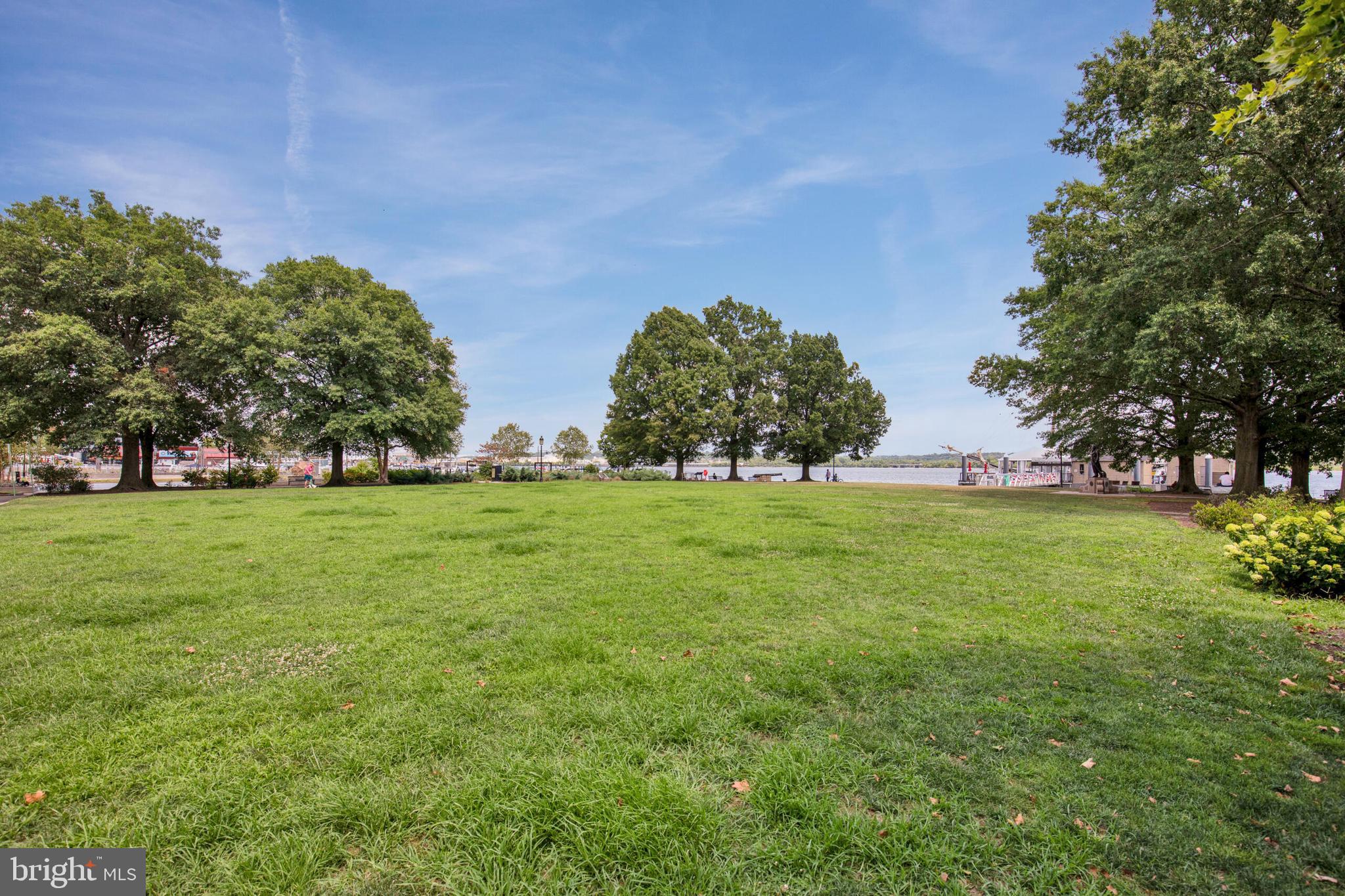 QUEENS ROW - Residential