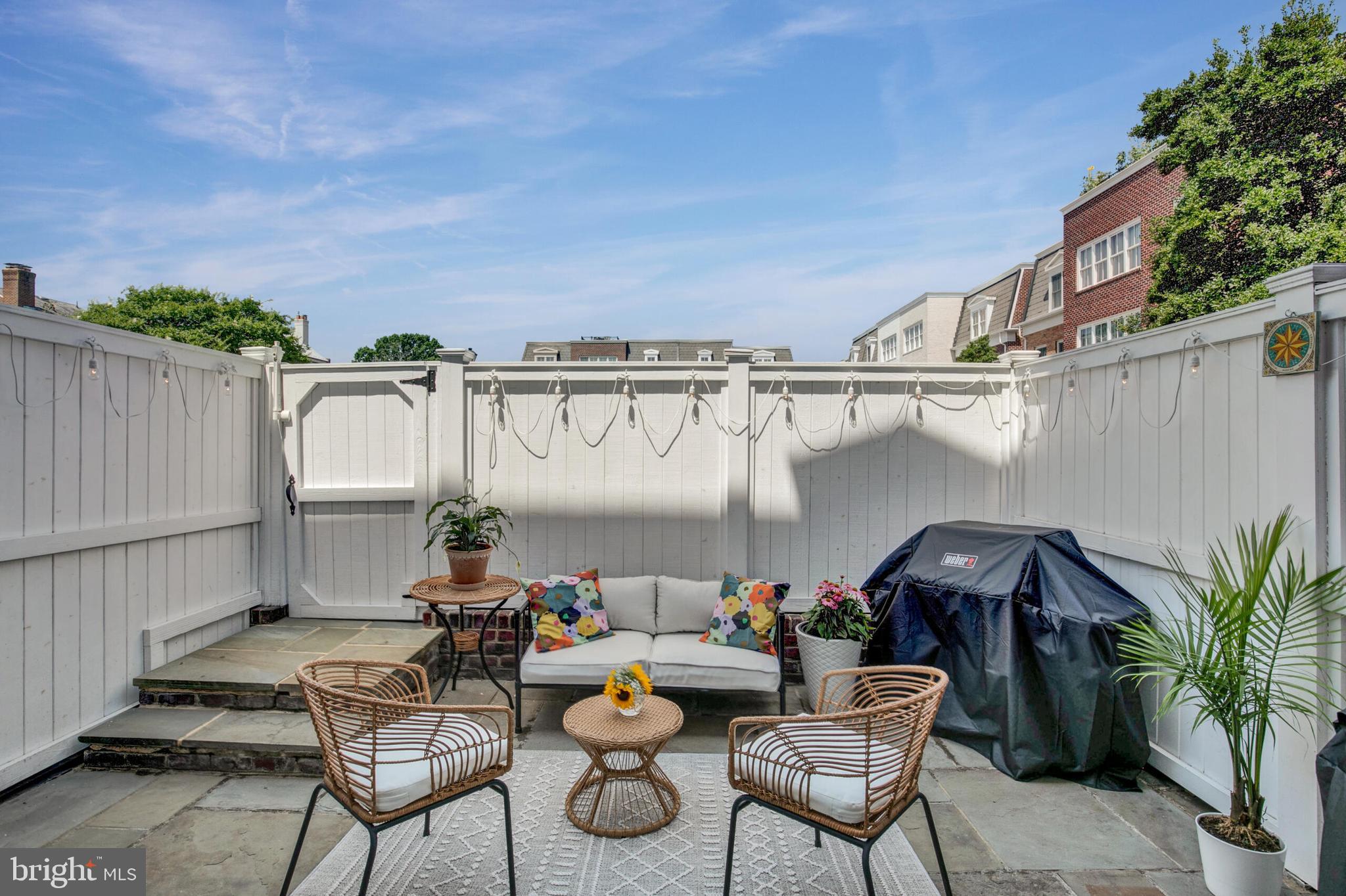 QUEENS ROW - Residential