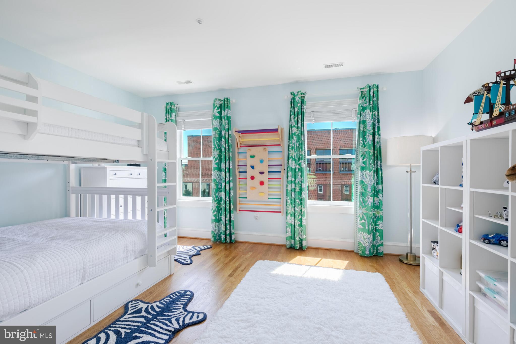 QUEENS ROW - Residential