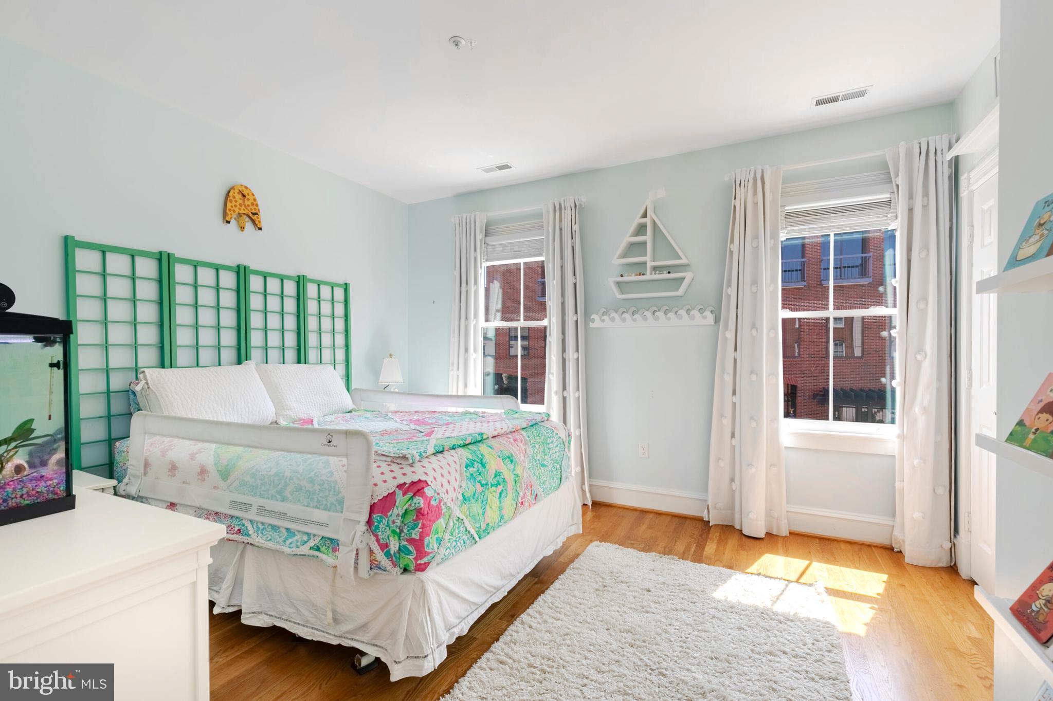 QUEENS ROW - Residential