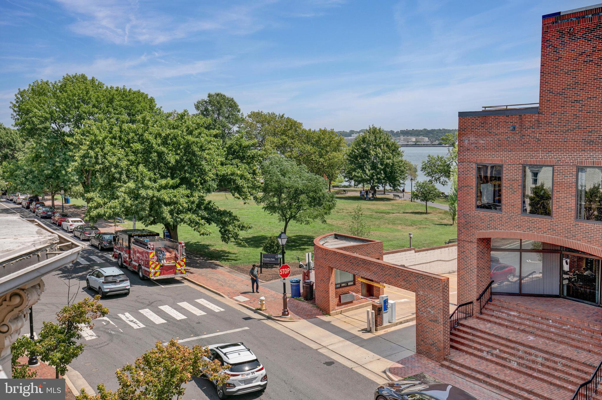 QUEENS ROW - Residential