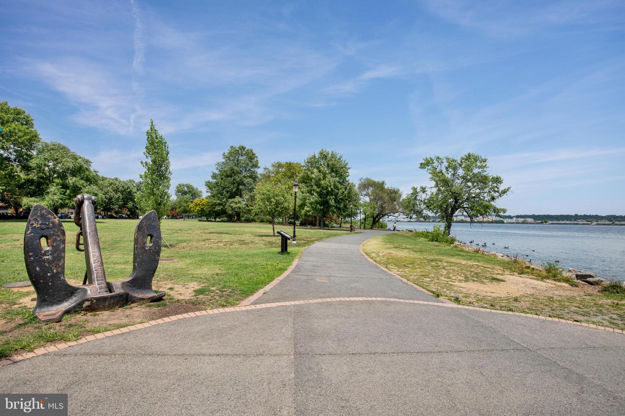 QUEENS ROW - Residential
