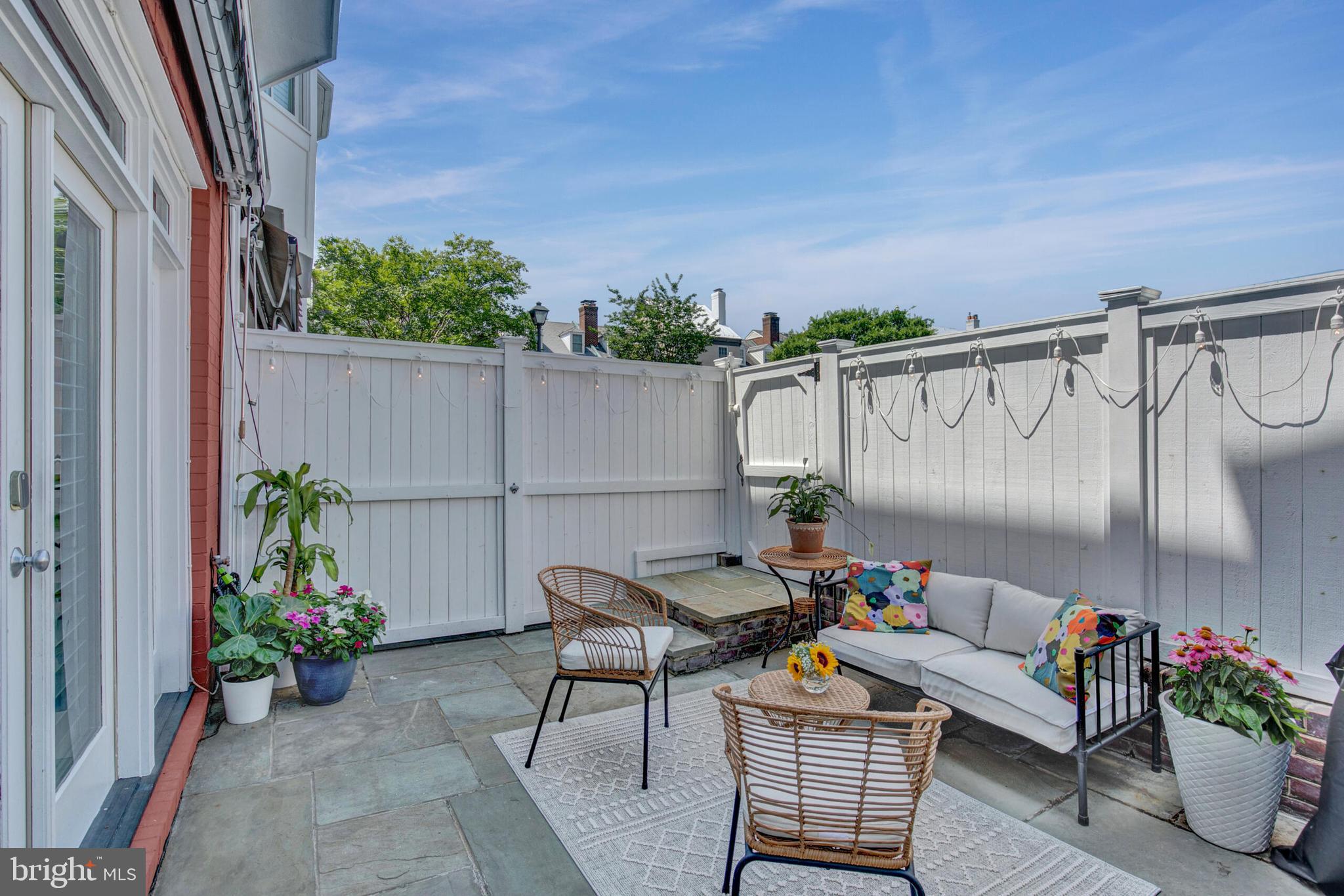 QUEENS ROW - Residential