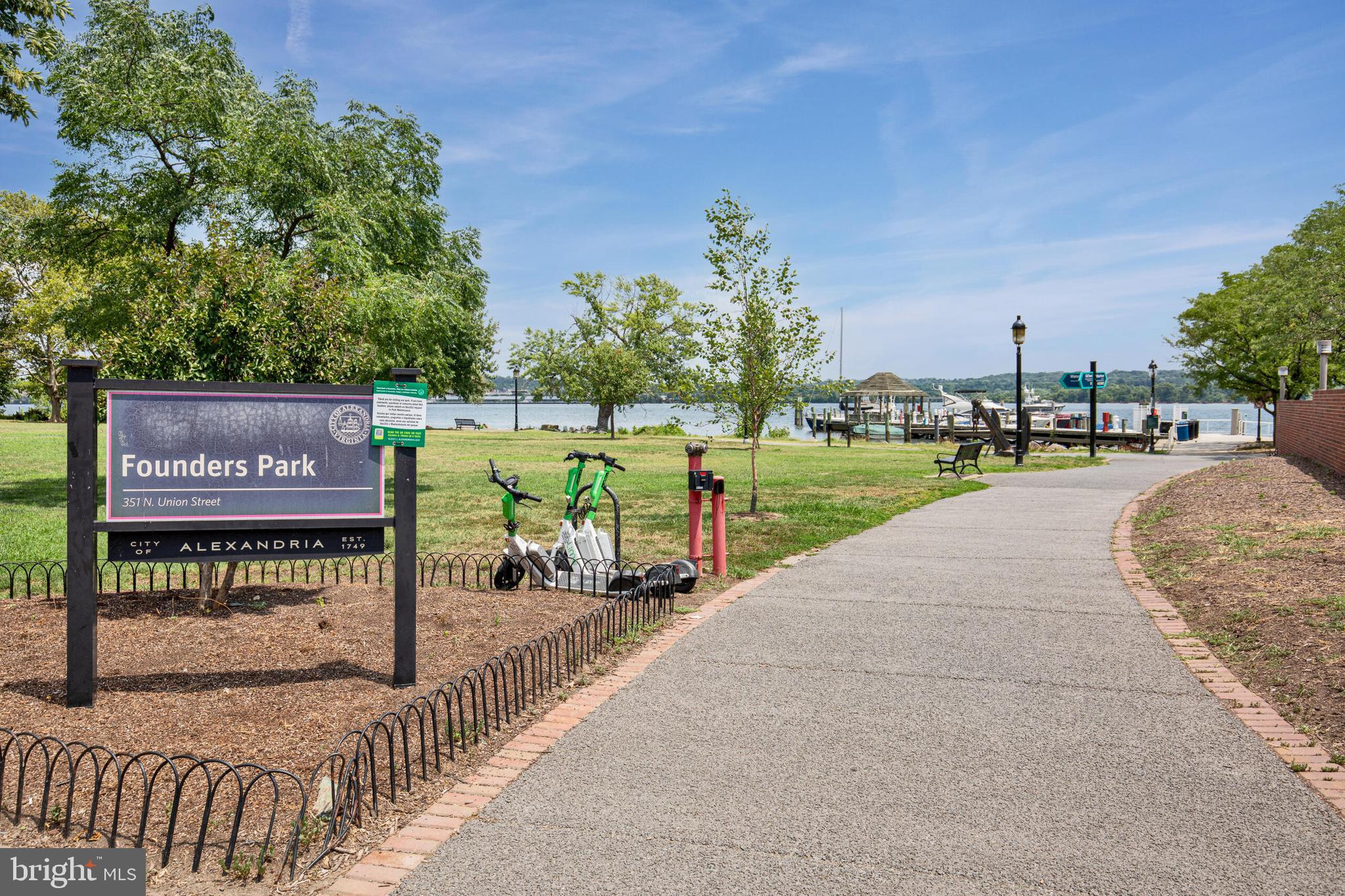 QUEENS ROW - Residential