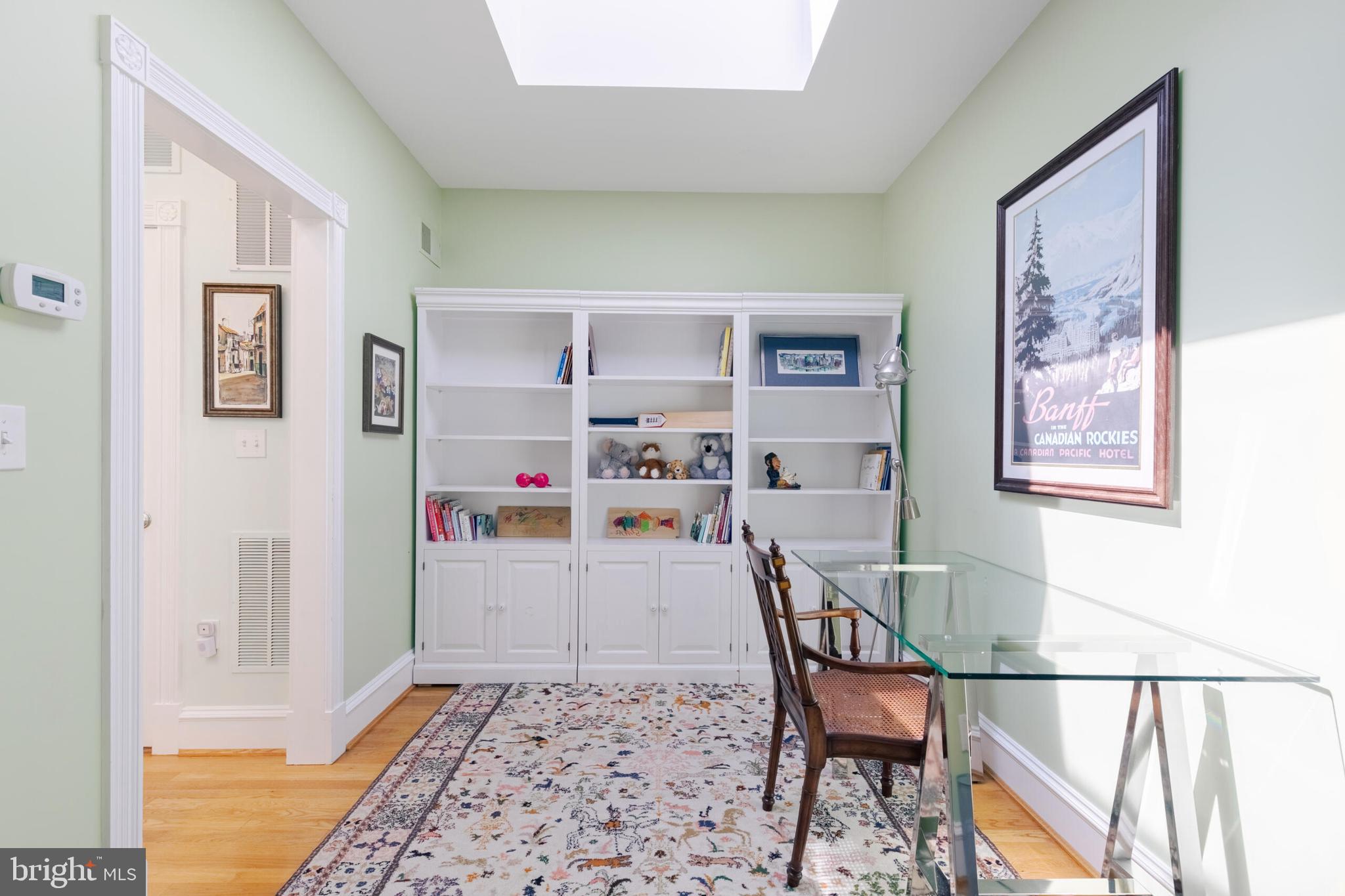 QUEENS ROW - Residential