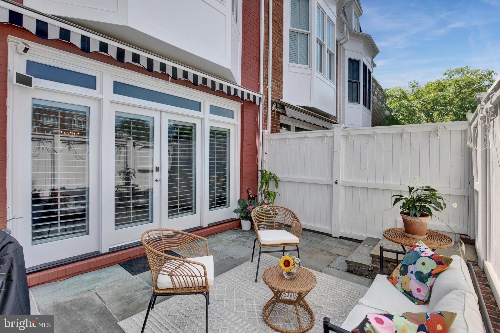 QUEENS ROW - Residential