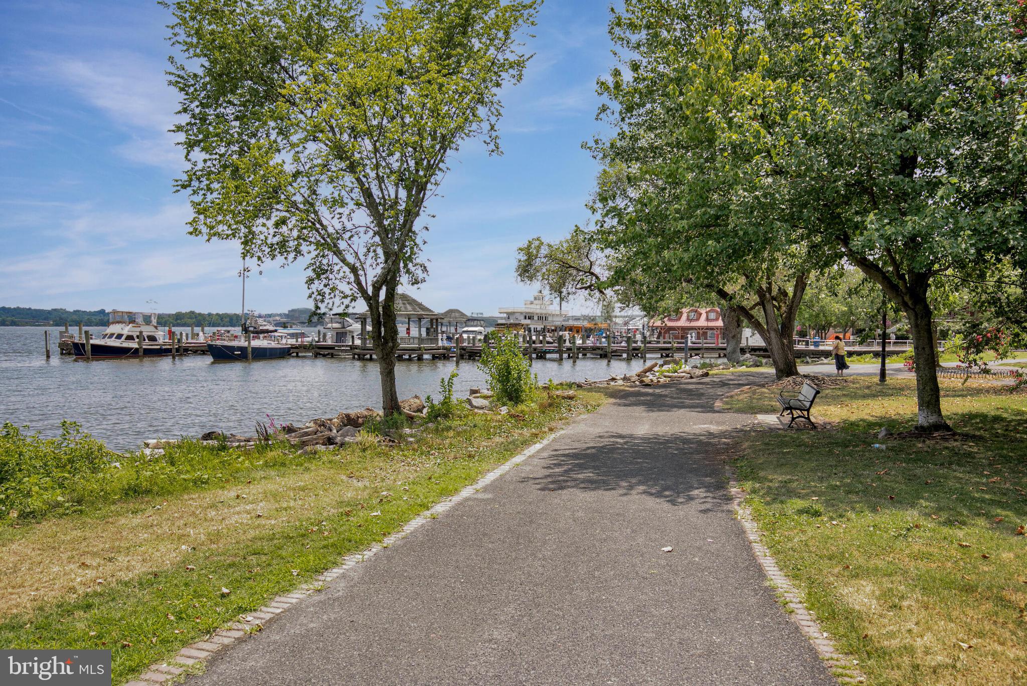 QUEENS ROW - Residential