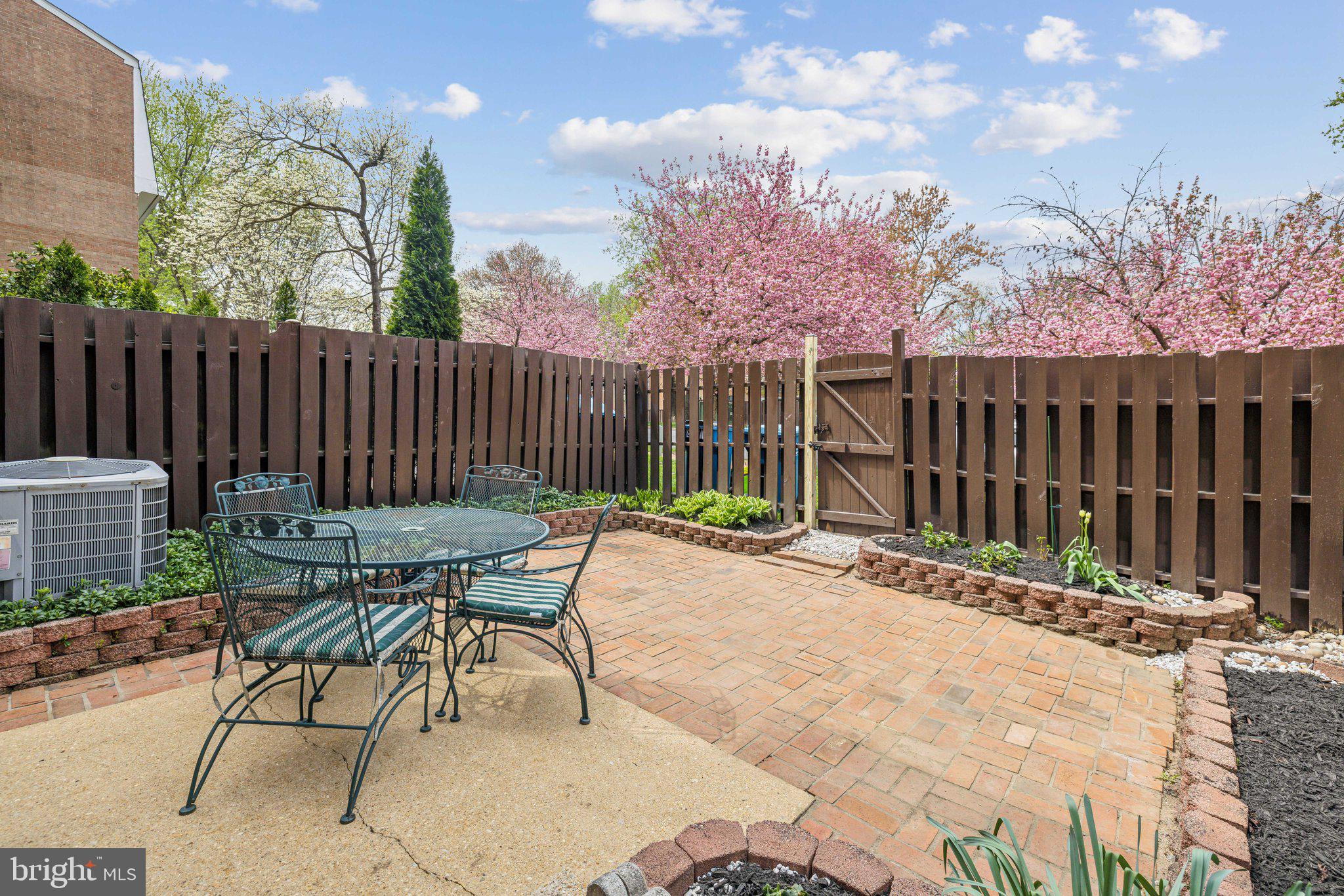 STRATHMEADE SQUARE - Residential