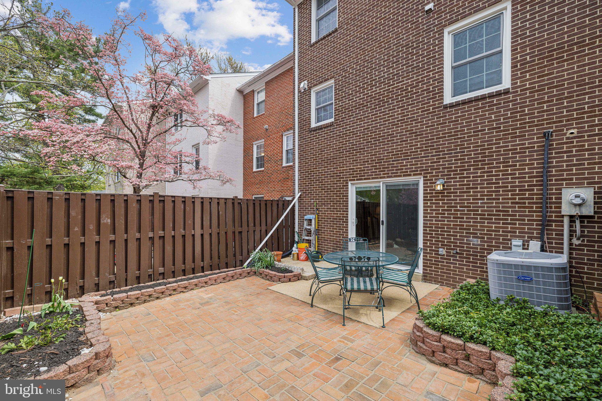 STRATHMEADE SQUARE - Residential