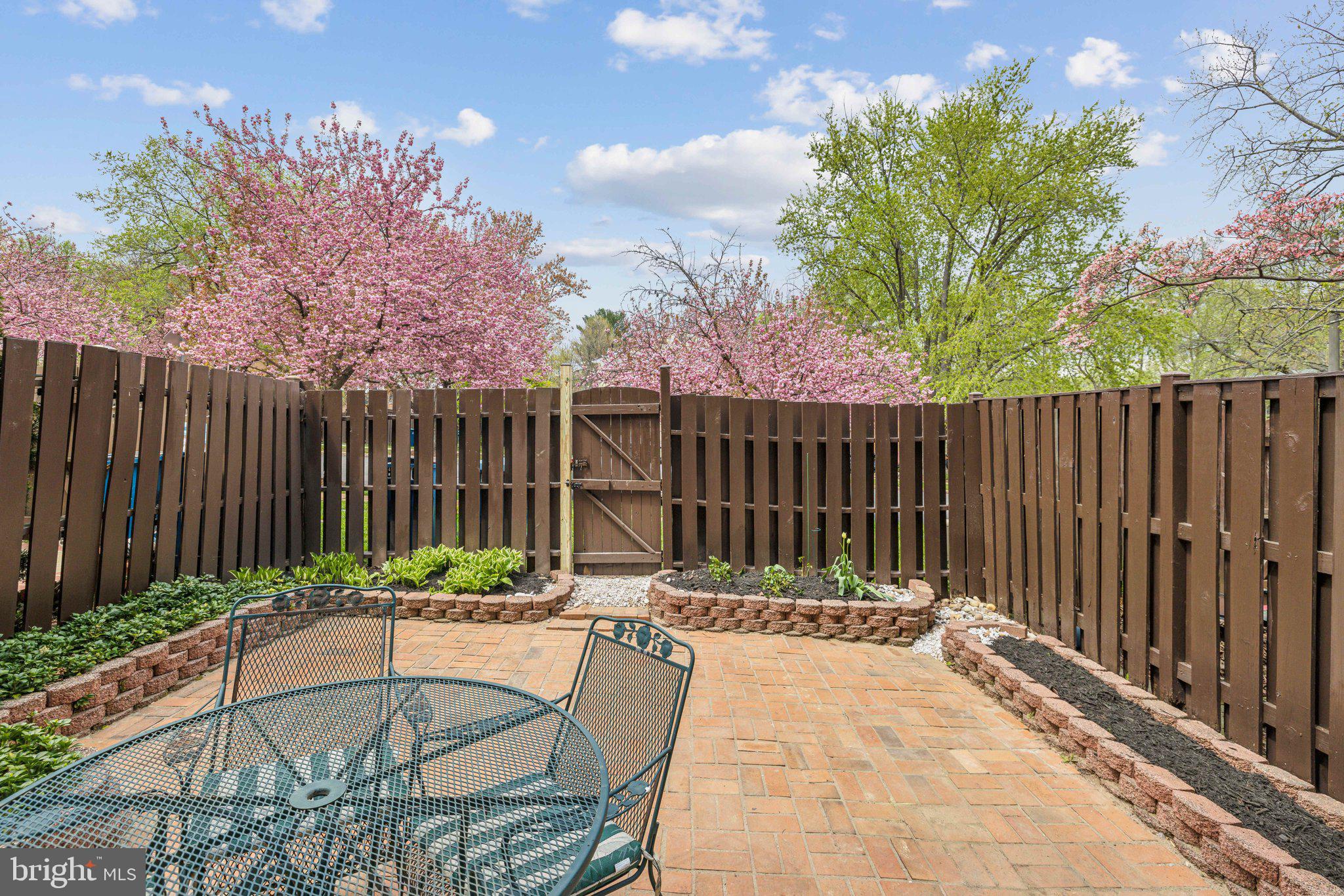 STRATHMEADE SQUARE - Residential