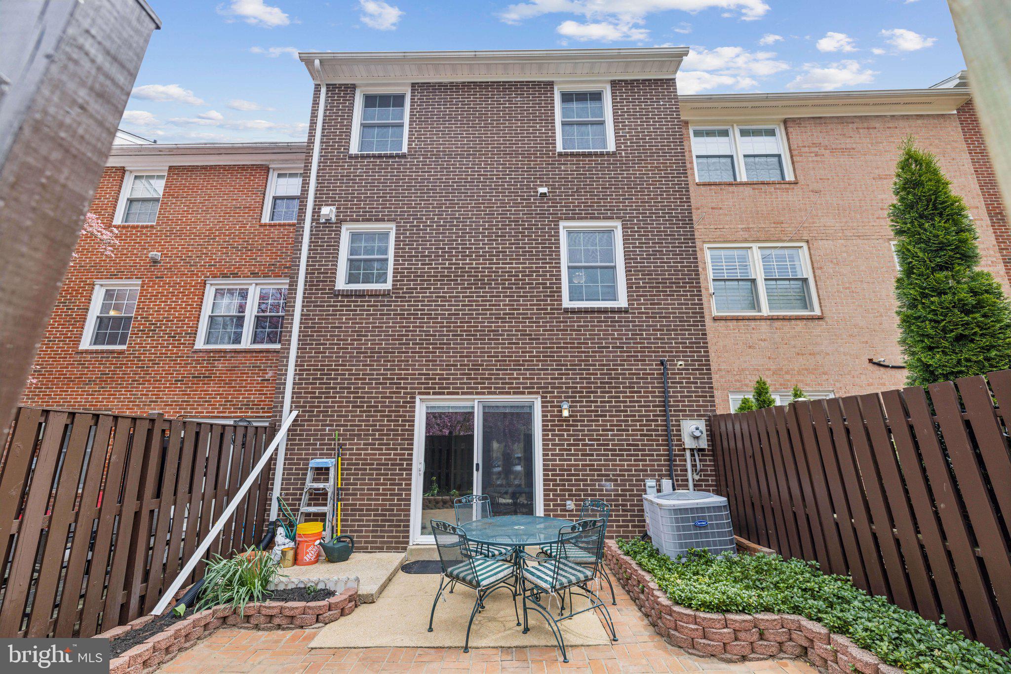 STRATHMEADE SQUARE - Residential