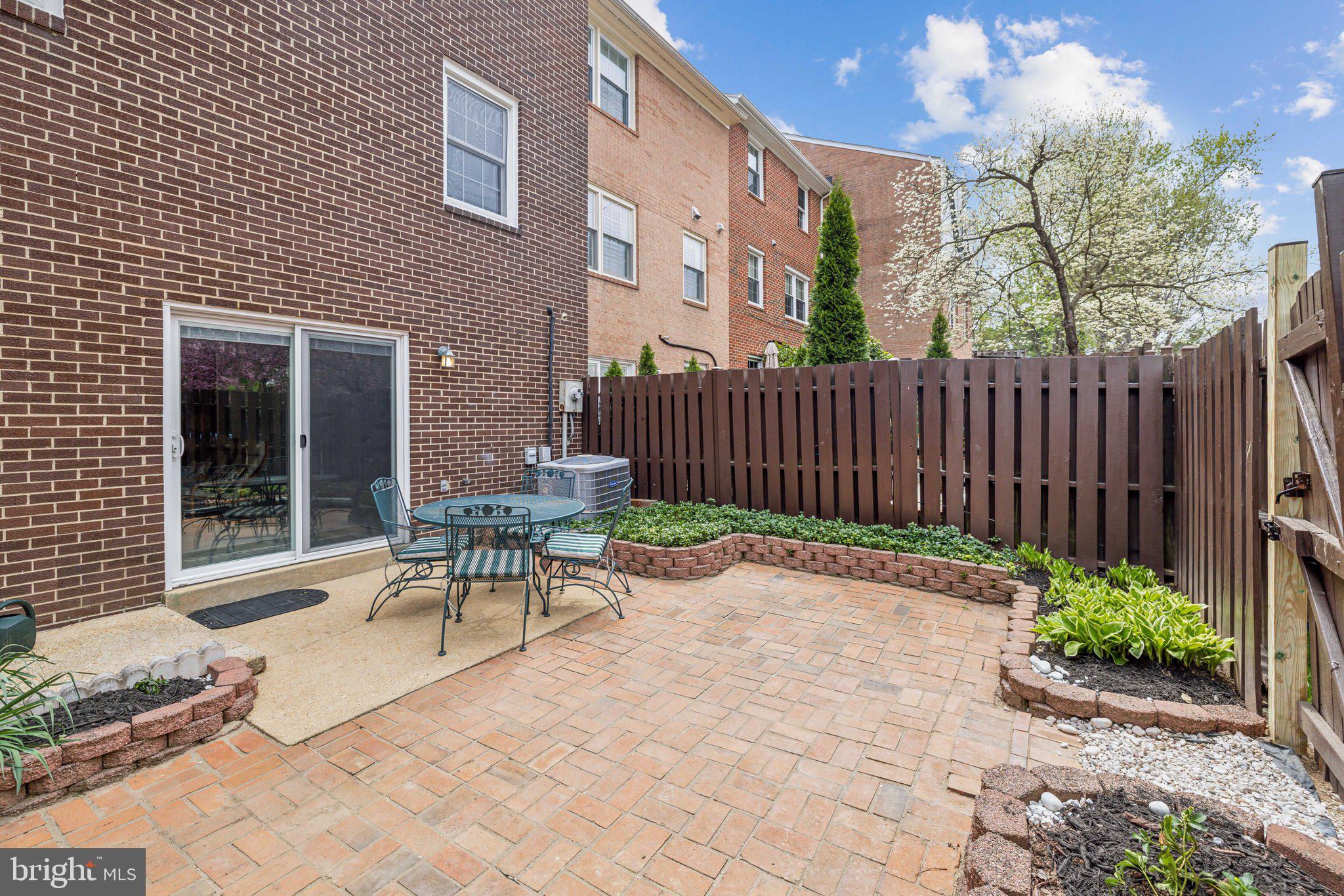 STRATHMEADE SQUARE - Residential