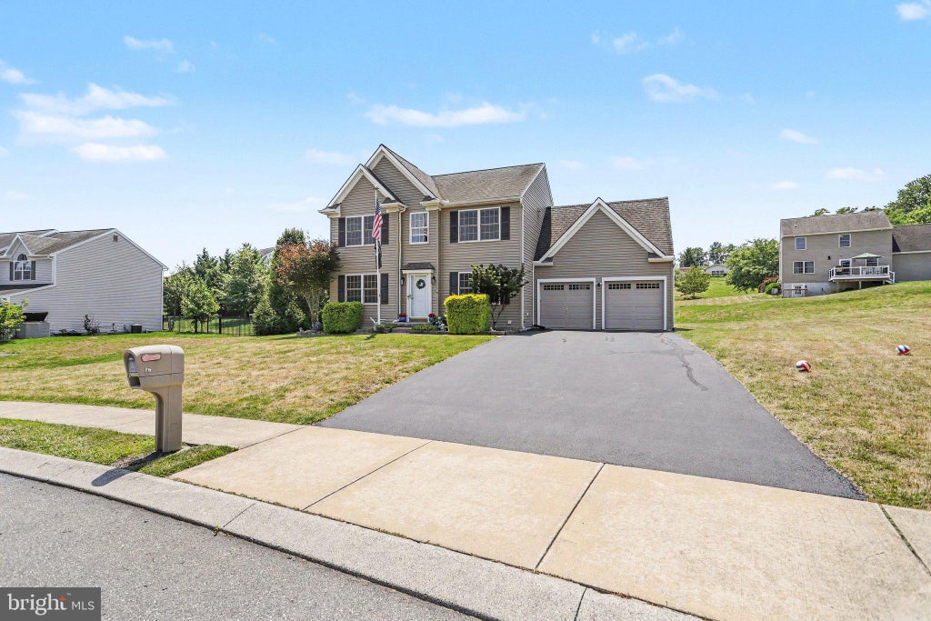Photo of 76 Waterfowl Way, ELIZABETHTOWN, PA 17022 (MLS # PALA2091848)