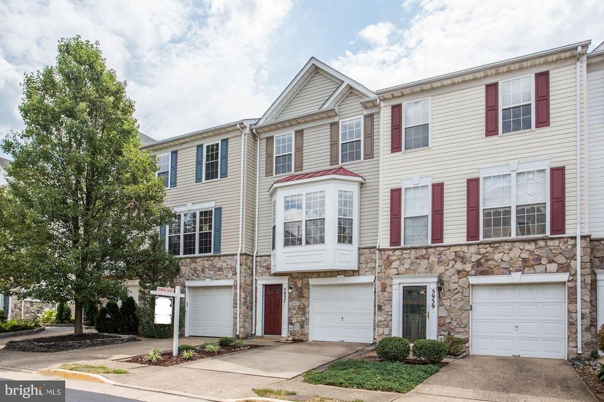 GORGEOUS 3 LEVEL TOWNHOME W/ GARAGE IN HEART OF KINGSTOWNE!  GOURMET KITCHEN W/ GRANITE COUNTERS/CUSTOM CABINETS & BACKSPLASH/ HIGH END SLATE APPLIANCES & DESIGNER LIGHTING.  WOOD & CERAMIC TILE FLOORS & NEW CARPET.  NEUTRAL COLORS THROUGHOUT.  CUSTOM TRIM & MOULDINGS.  FULLY UPDATED MASTER BATH W/ OVERSIZE SHOWER & CUSTOM TILE.  LARGE DECK OFF FAMILY RM. 3RD BEDRM/OFFICE/REC RM ON LL W/ FB&CLOSET