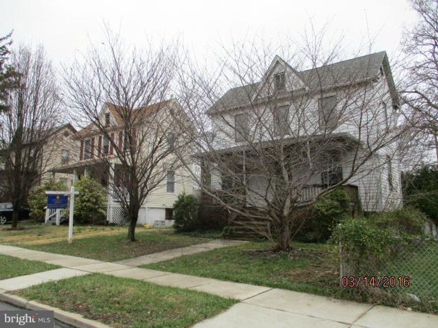 Charming Porch Front Colonial. 2 bedrooms,1 bath, hardwood floors, previously updated kitchen w/ breakfast bar, french doors lead to covered rear deck. Property needs work but has lots of potential.SOLD AS-IS.GR/HOA/Condo/FF fees TBD by buyer.>>AGENTS SEE AGENT REMARKS FOR OFFER INSTRUCTIONS.