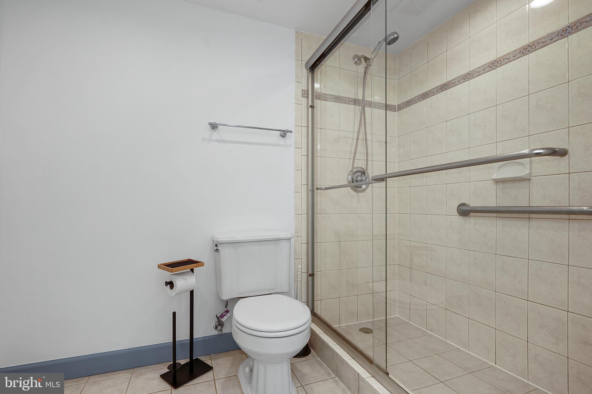 LAKESIDE PLAZA - Residential