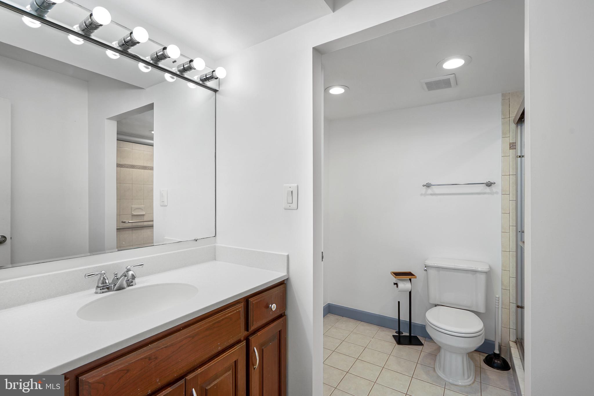 LAKESIDE PLAZA - Residential