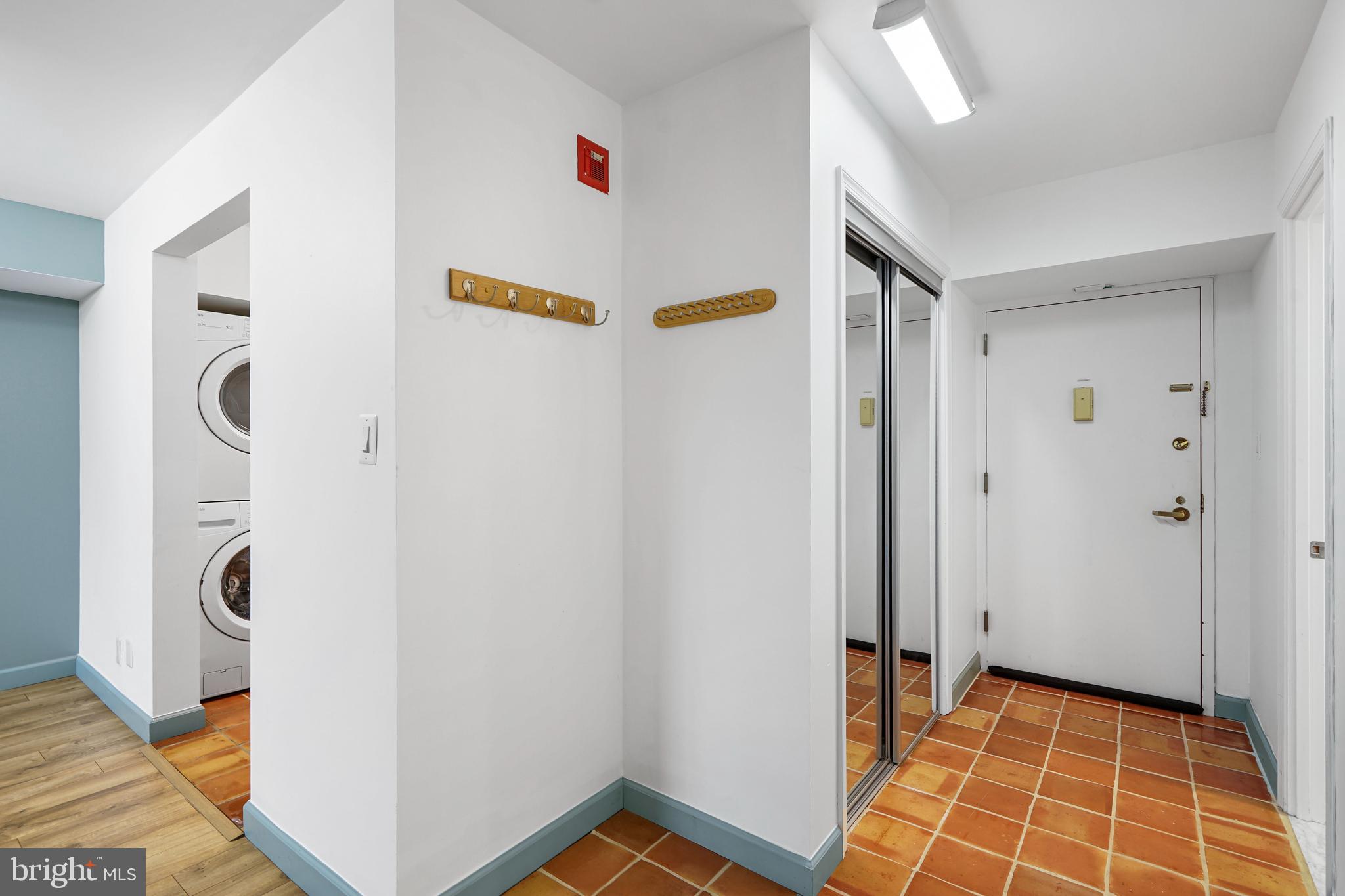 LAKESIDE PLAZA - Residential