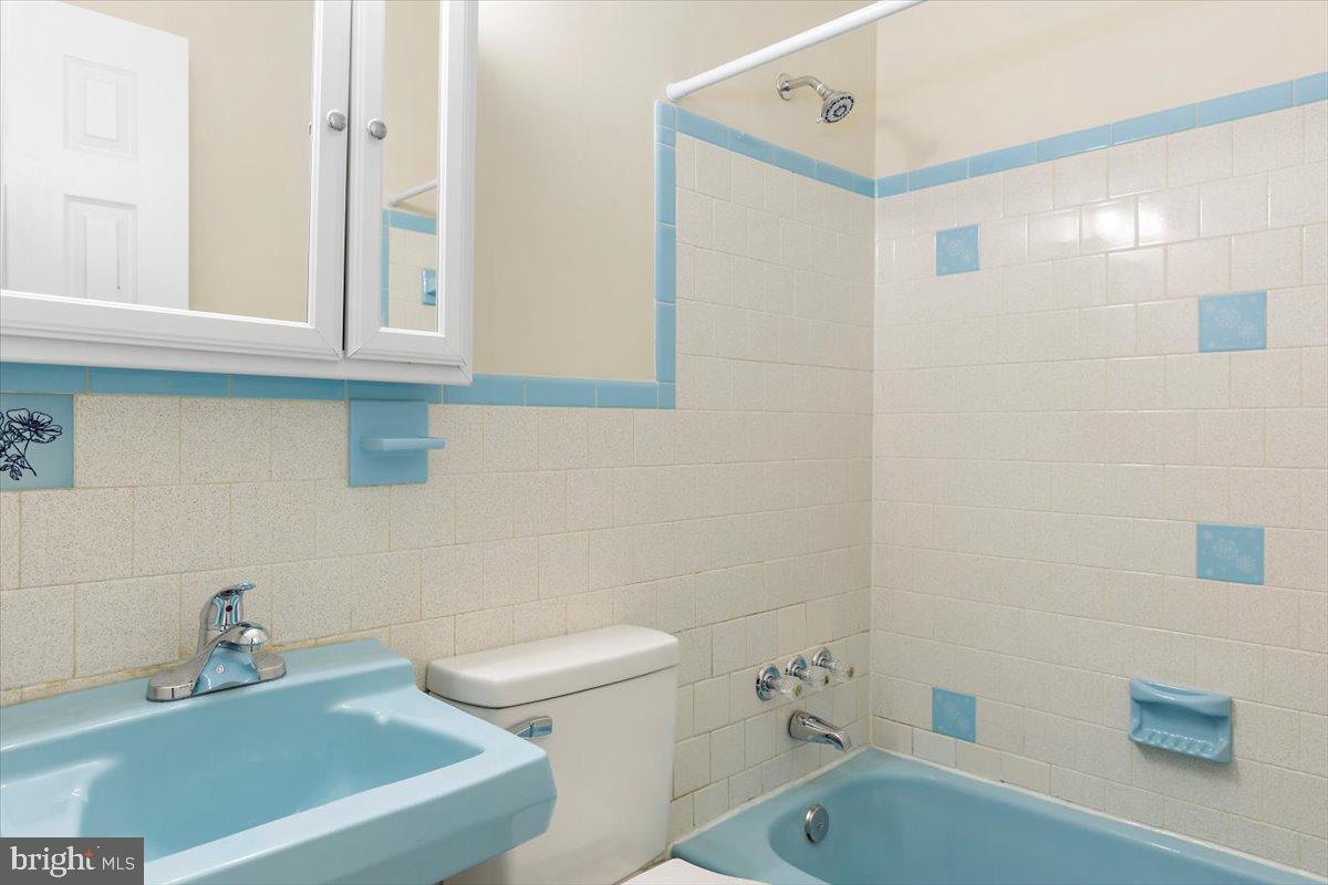 CRESTVIEW MANOR - Residential Lease