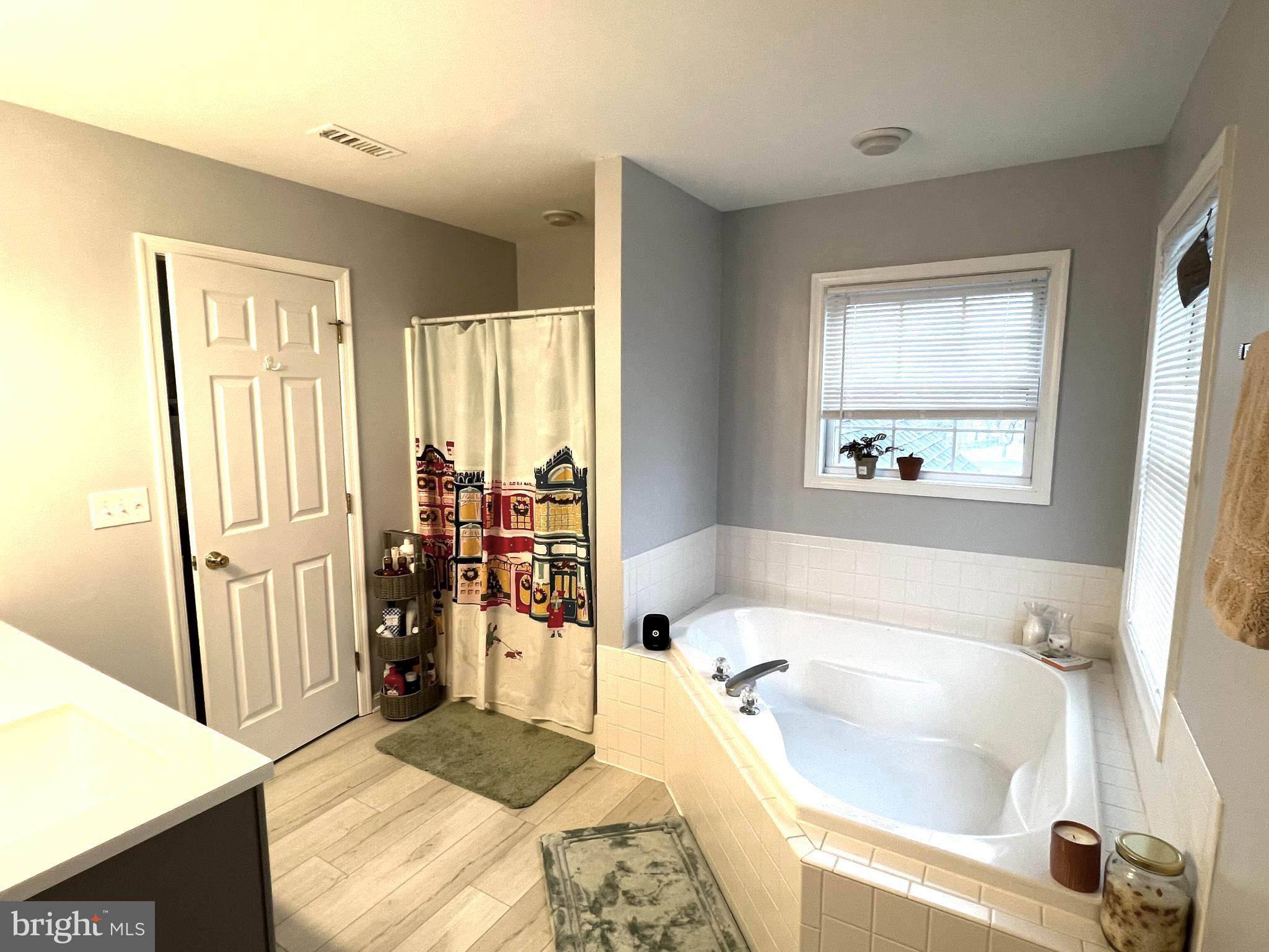 QUEEN ANNE COLONY - Residential Lease