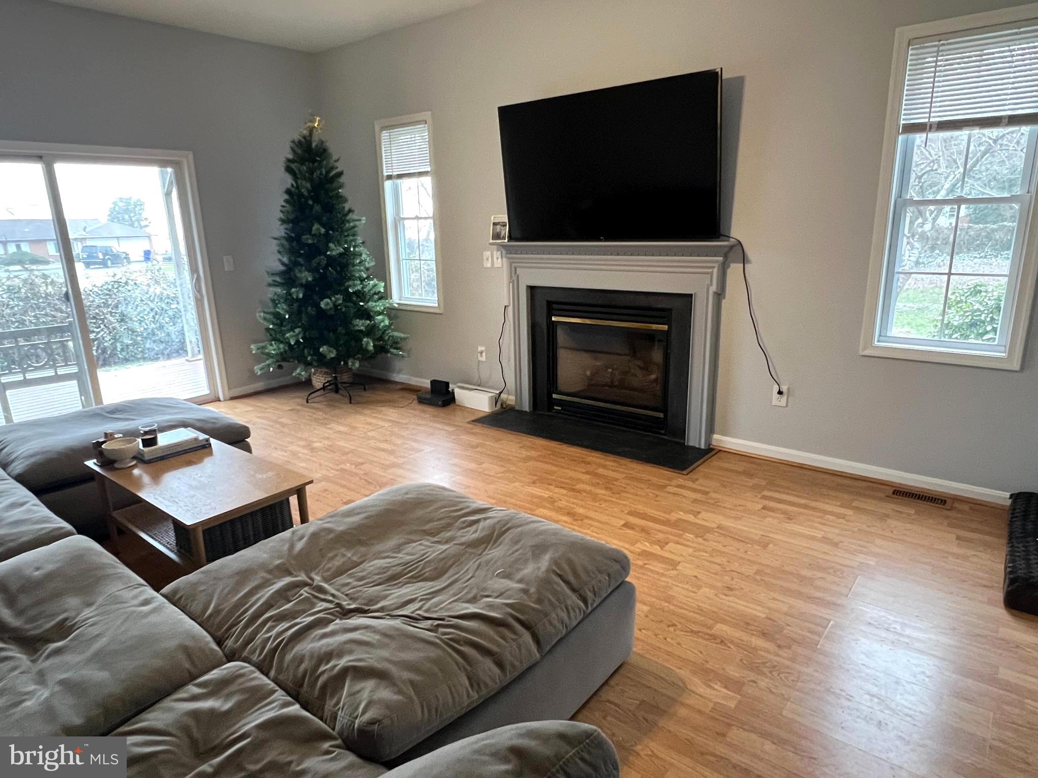 QUEEN ANNE COLONY - Residential Lease