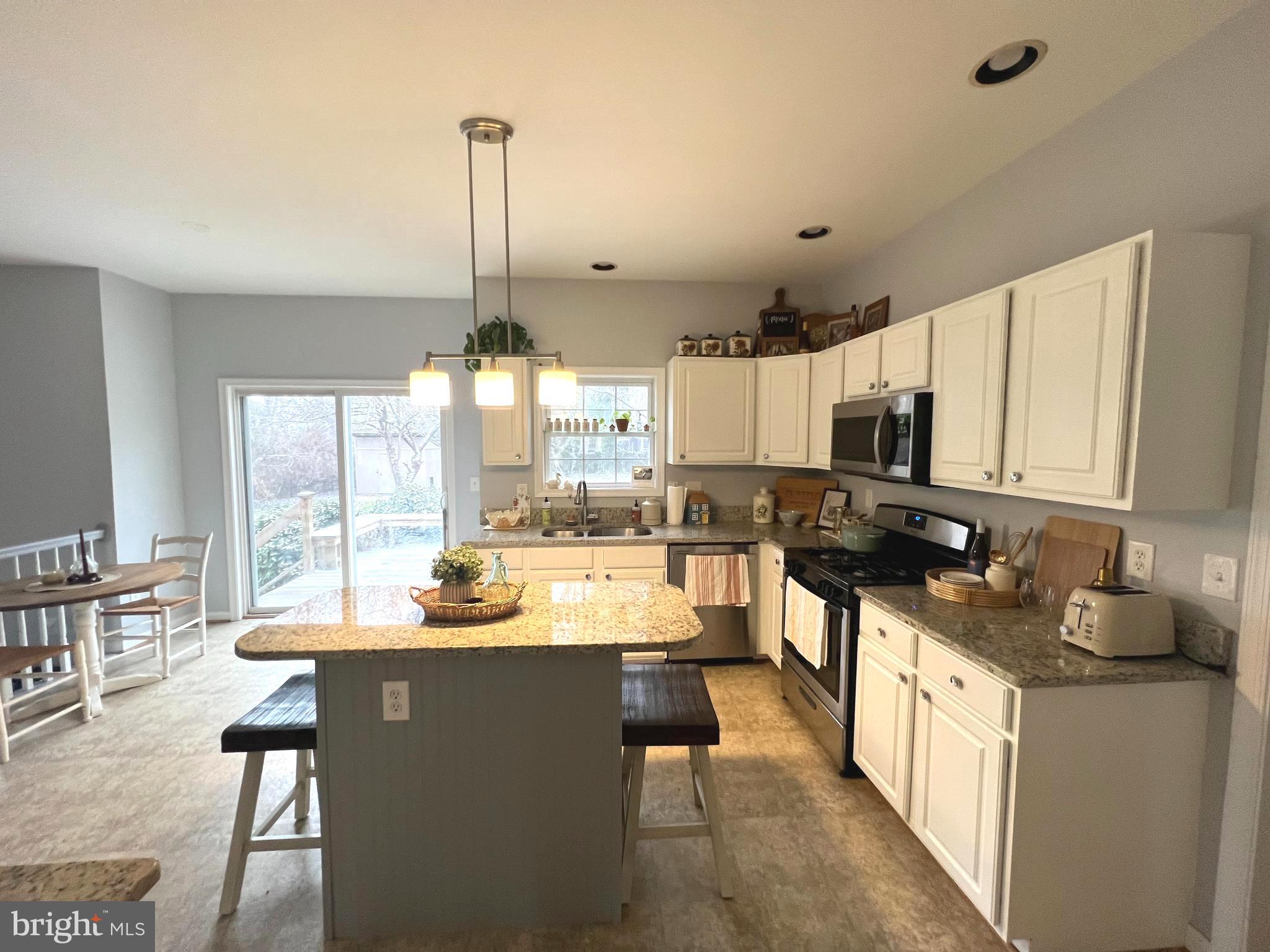 QUEEN ANNE COLONY - Residential Lease