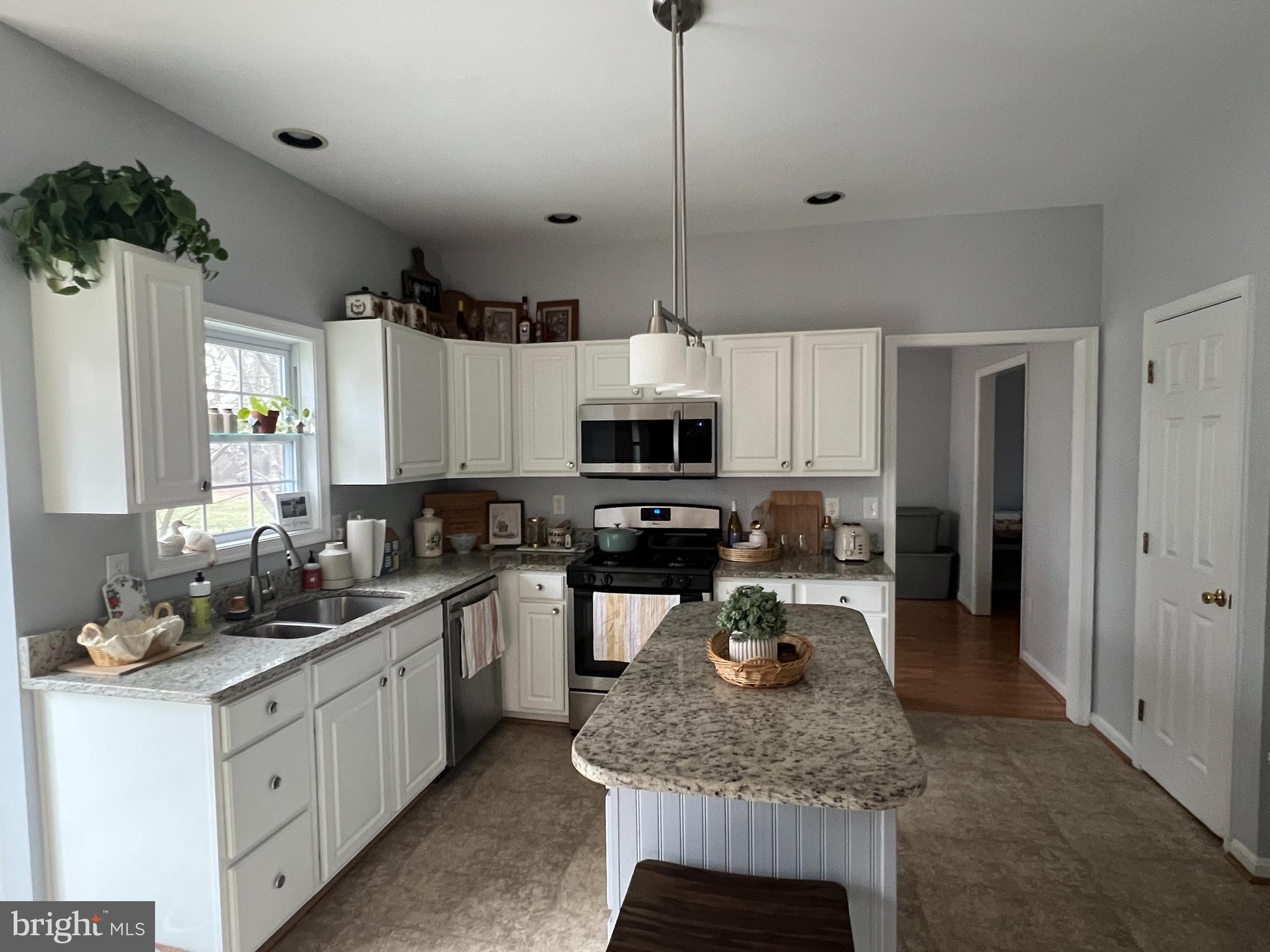 QUEEN ANNE COLONY - Residential Lease