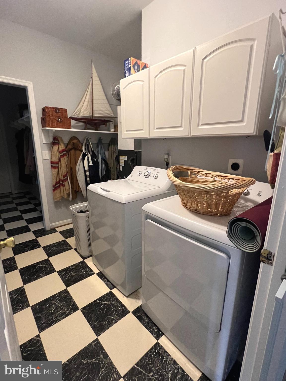 QUEEN ANNE COLONY - Residential Lease