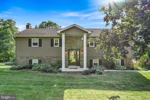 Photo of 106 Bonview Drive, Denver, PA 17517 (MLS # PALA2056704)