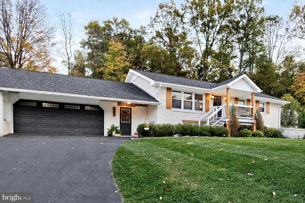Photo of 9263 E Springfield Road, SEVEN VALLEYS, PA 17360 (MLS # PAYK2092182)