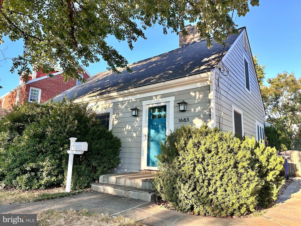 Photo of 1683 N Longfellow Street, ARLINGTON, VA 22205 (MLS # VAAR2064858)