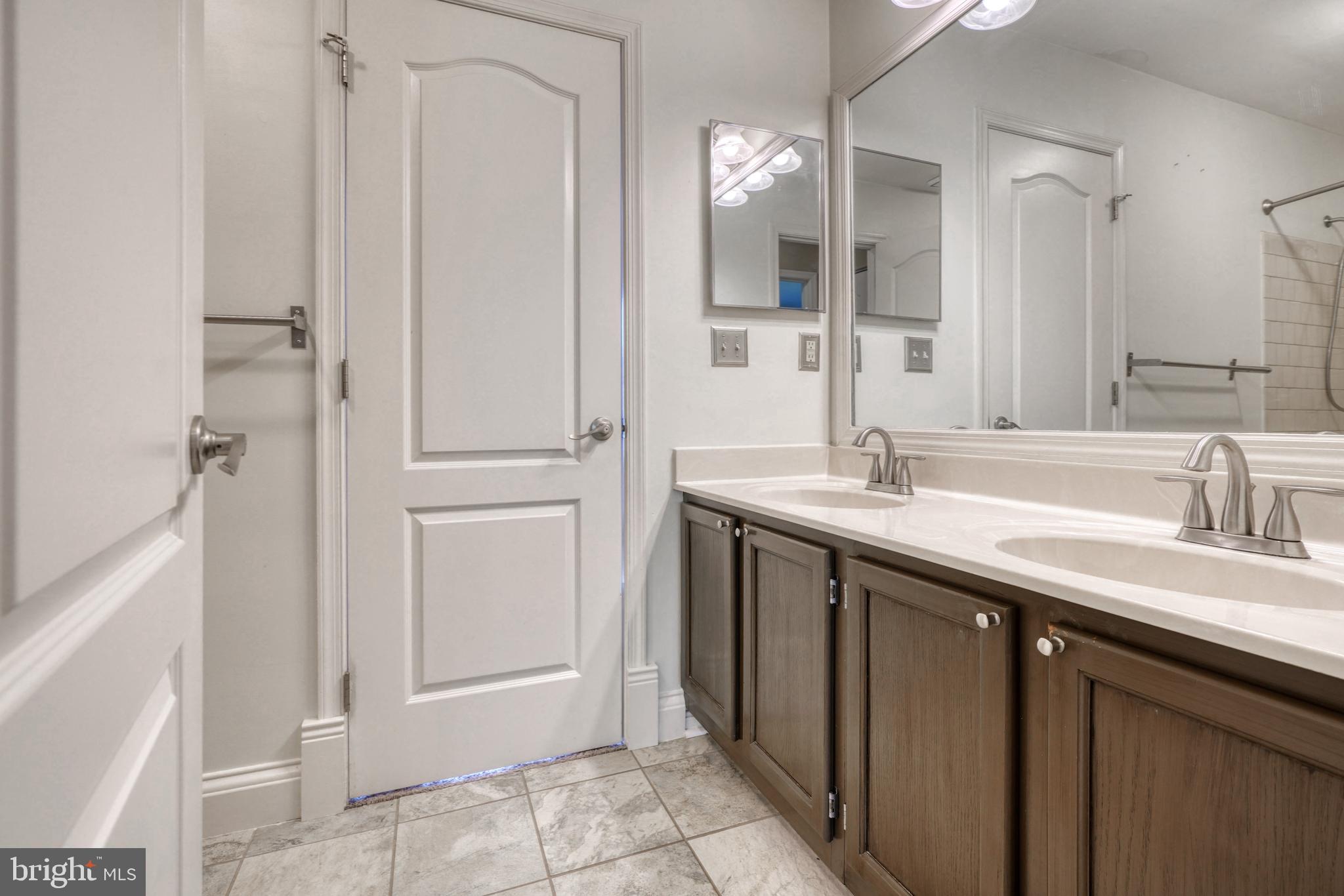 CONSTANT FRIENDSHIP - Residential