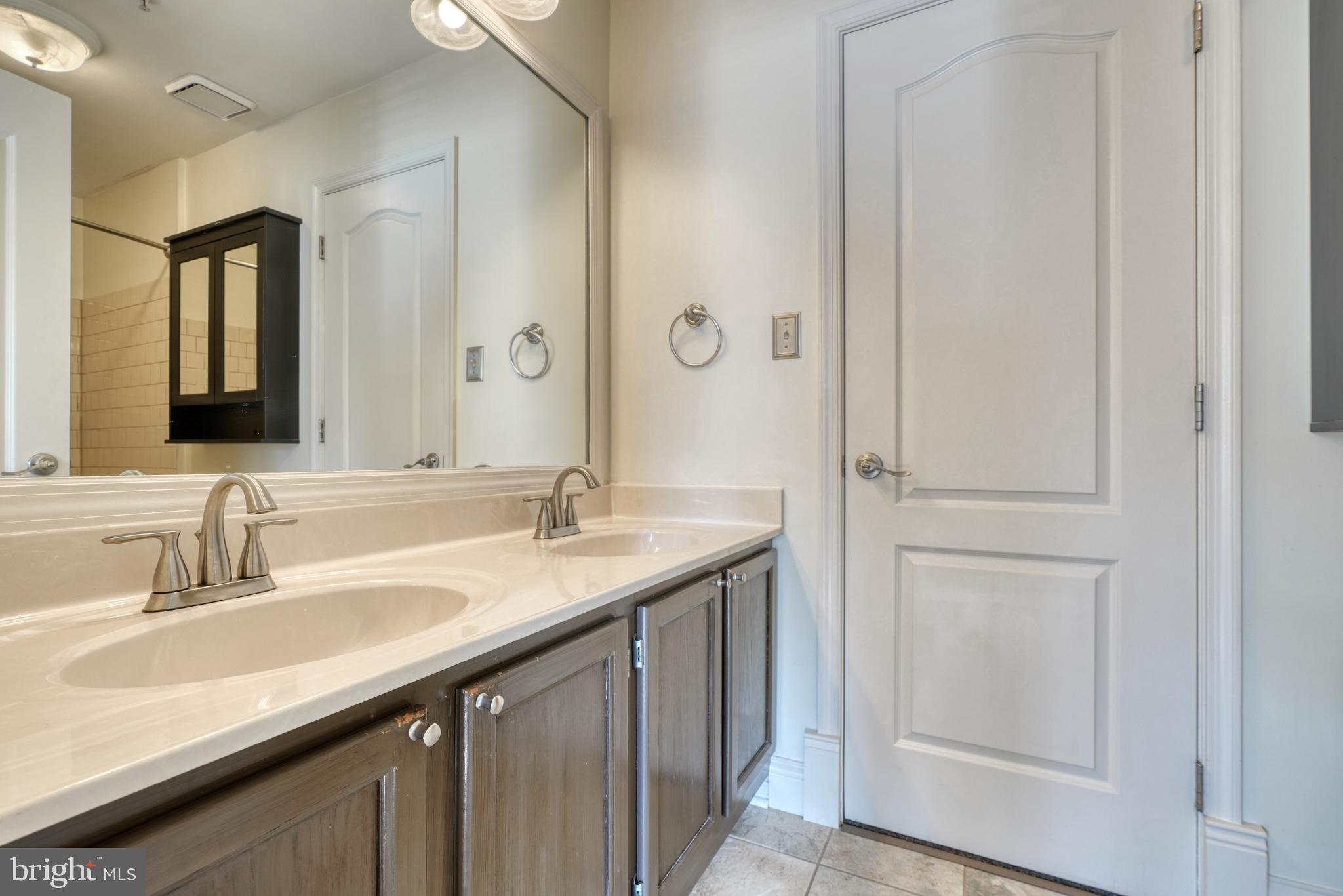 CONSTANT FRIENDSHIP - Residential