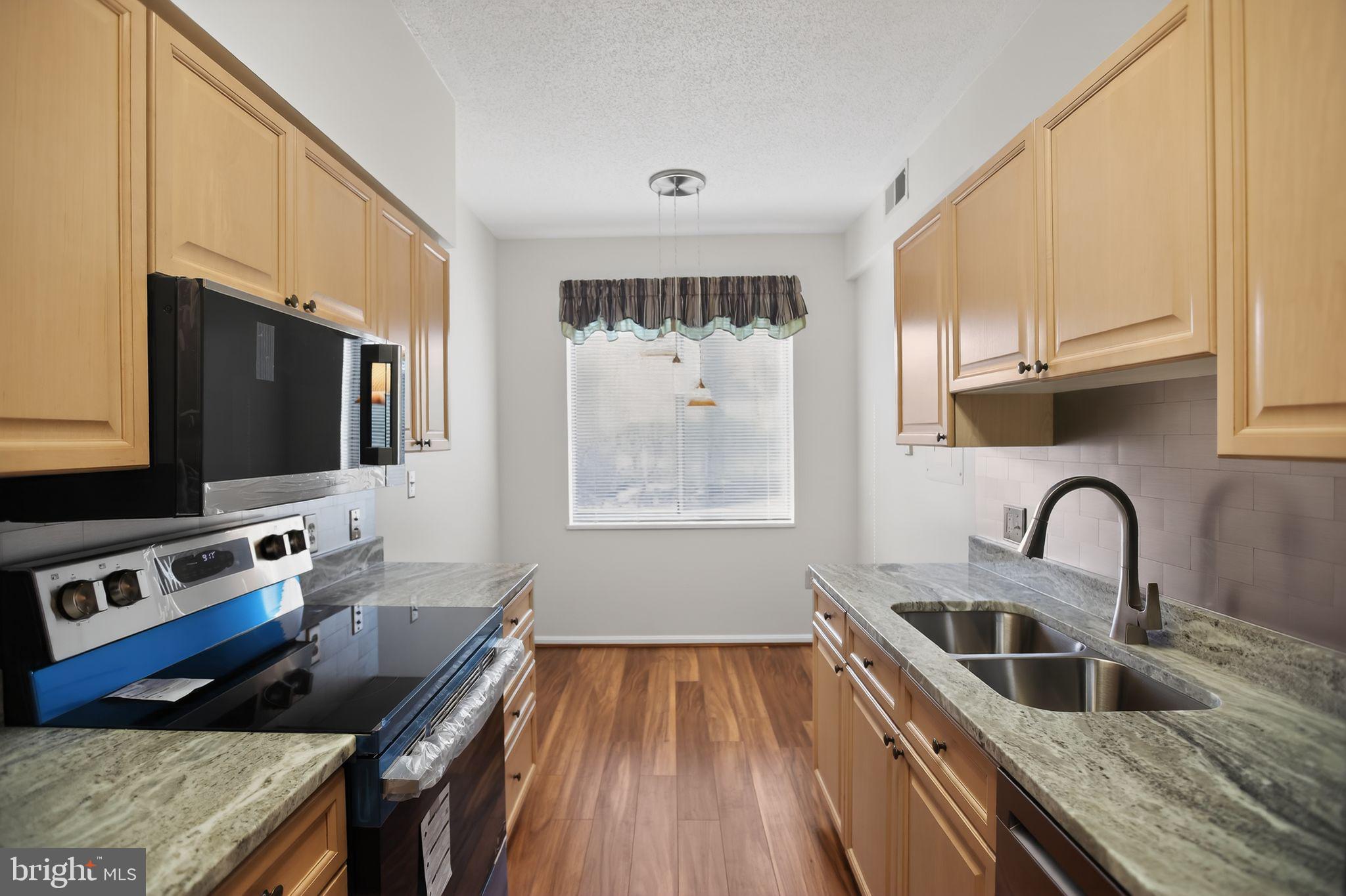 TURNBERRY COURTS AT LEIS - Residential