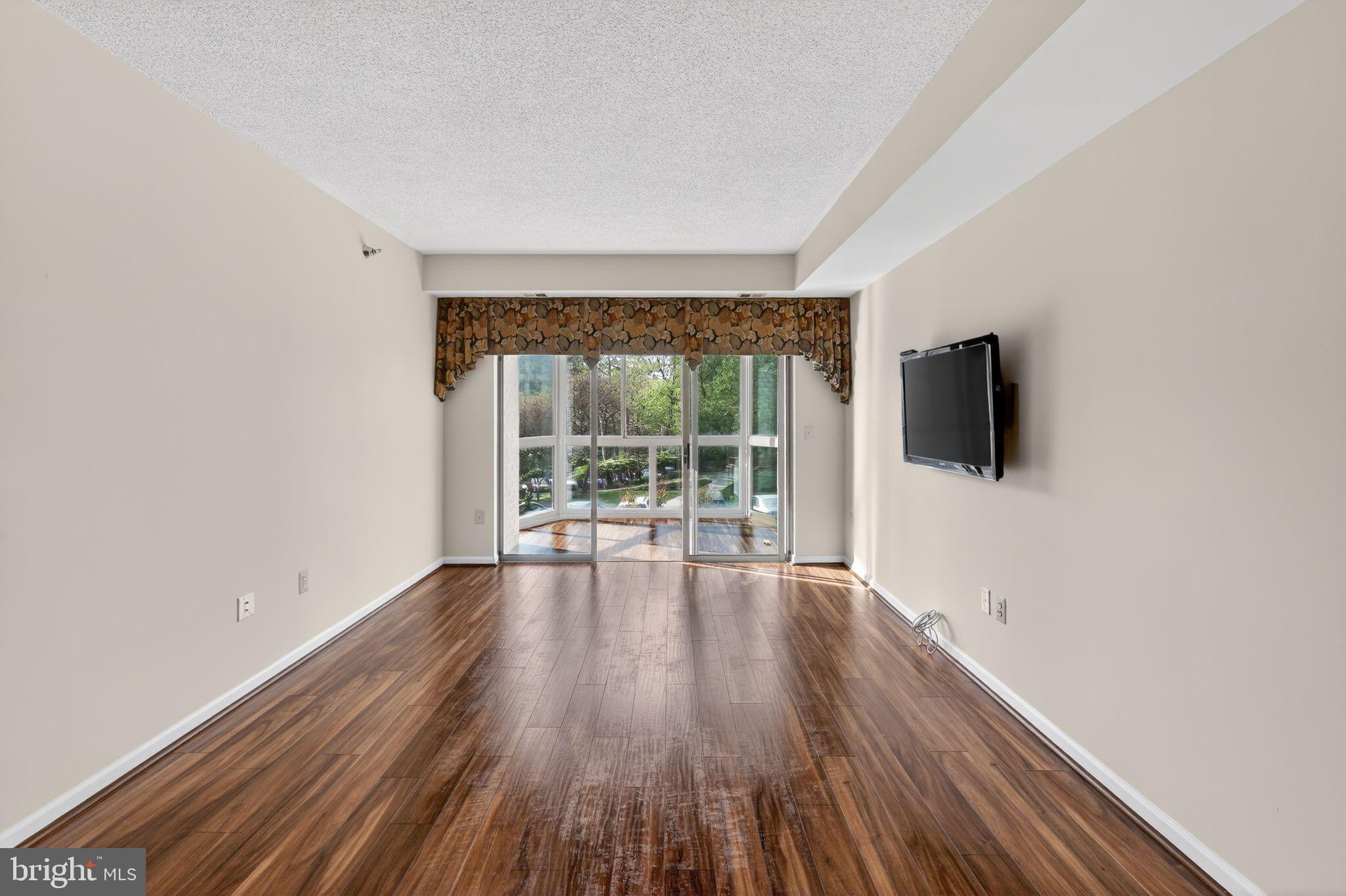 TURNBERRY COURTS AT LEIS - Residential