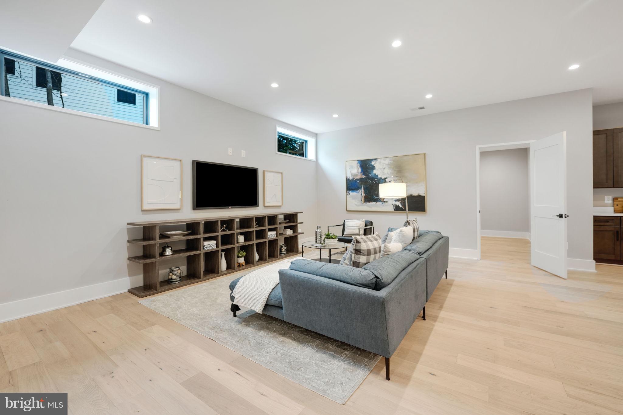 COUNTRY CLUB - Residential