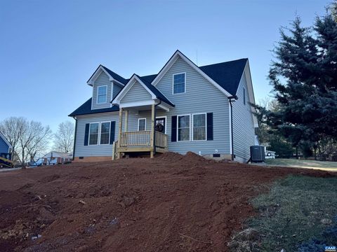 202 ROBIN HOOD RD STAUNTON VA 24401