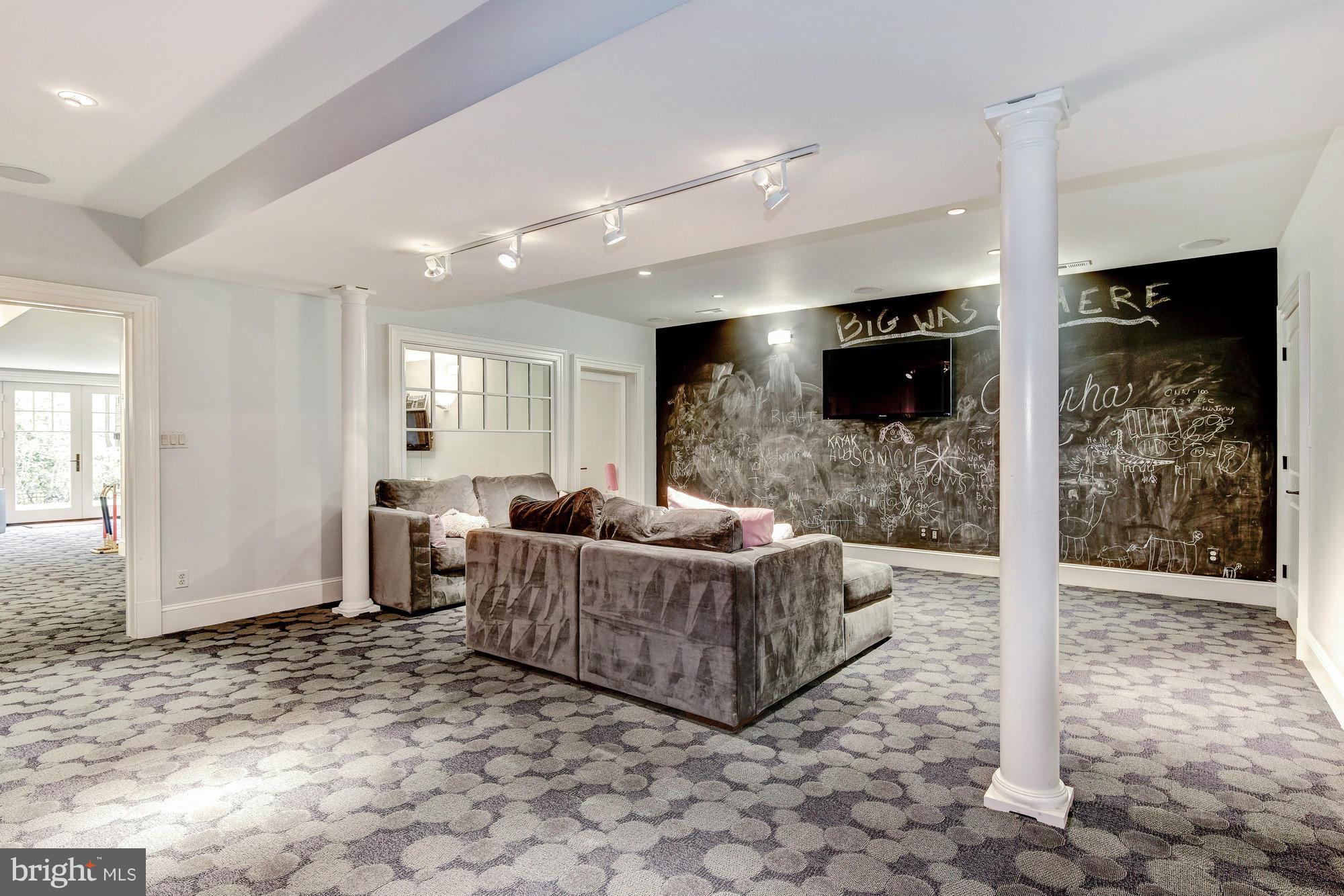 EDGEWATER BEACH - Residential