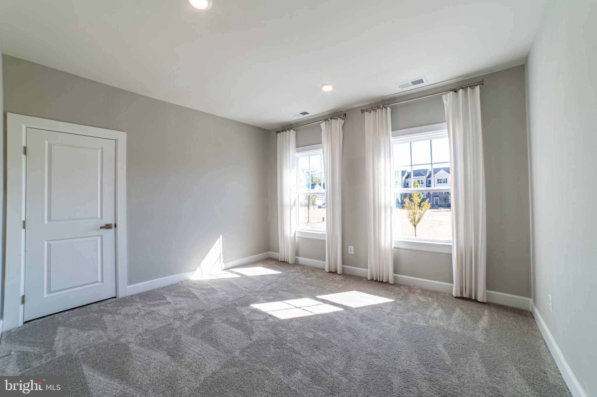 PONDS EDGE - Residential