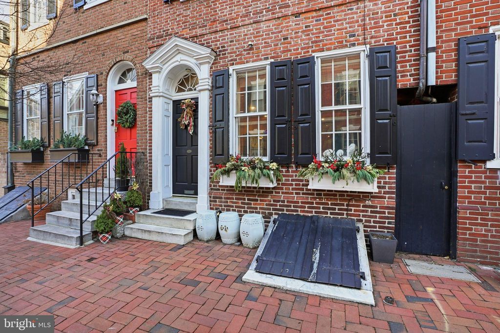 Photo of 131 Pine Street, PHILADELPHIA, PA 19106 (MLS # PAPH2572912)